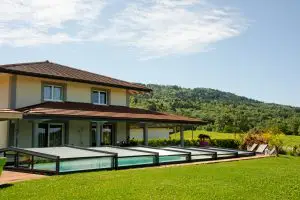 pose couverture de piscine dans un jardin