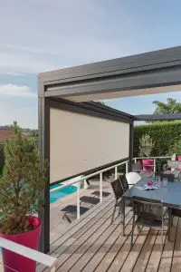 Pose d'une pergola toile au bord d'une piscine