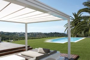 Pose d'une pergola dans un jardin avec piscine