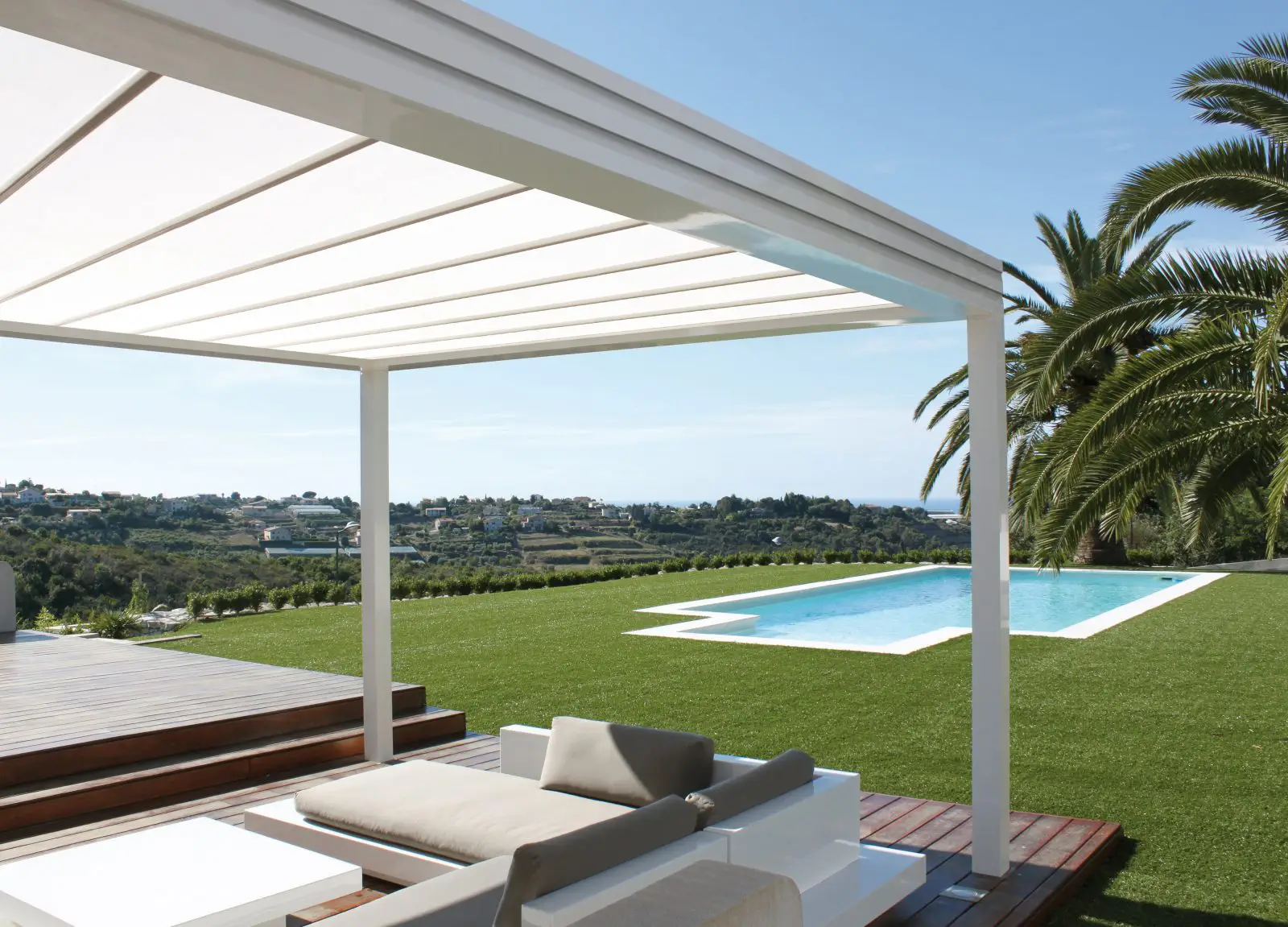 Pose d'une pergola dans un jardin avec piscine