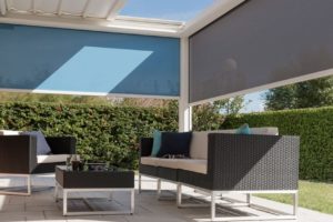 Pose d'une protection solaire grâce à une pergola toile