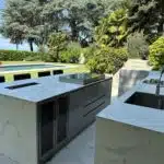 cuisine exterieure double ilot bord de piscine 1