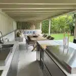 cuisine exterieure sous pool house espace repas 1