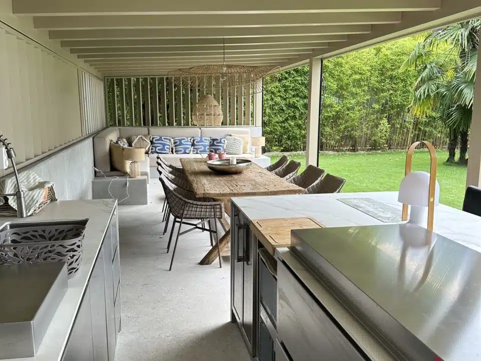 cuisine exterieure sous pool house espace repas 1