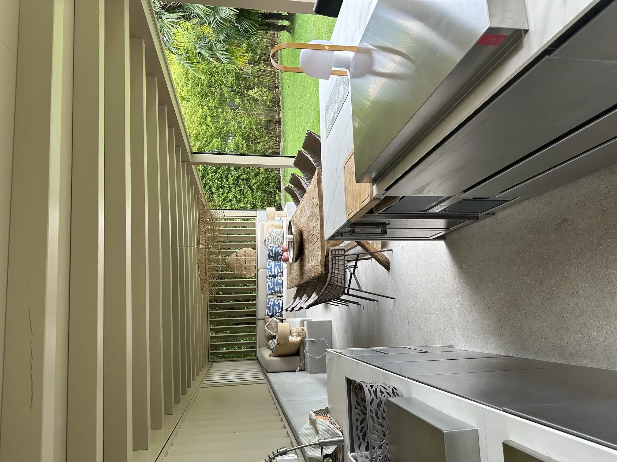 cuisine exterieure sous pool house espace repas 1