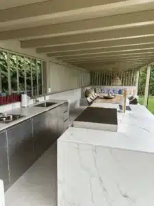 cuisine exterieure sous pool house espace repas ilot central 1